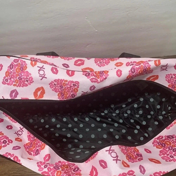 Betsey Johnson Rolling Suitcase Duffle Bag Lips XOX Hearts Pink NWT - Picture 9 of 10